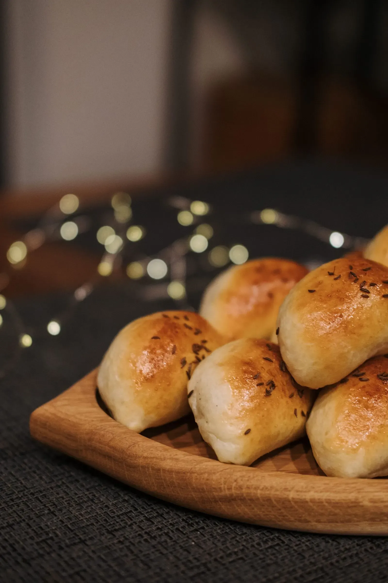 Roti bun mengilap baru keluar dari oven di atas talenan kayu