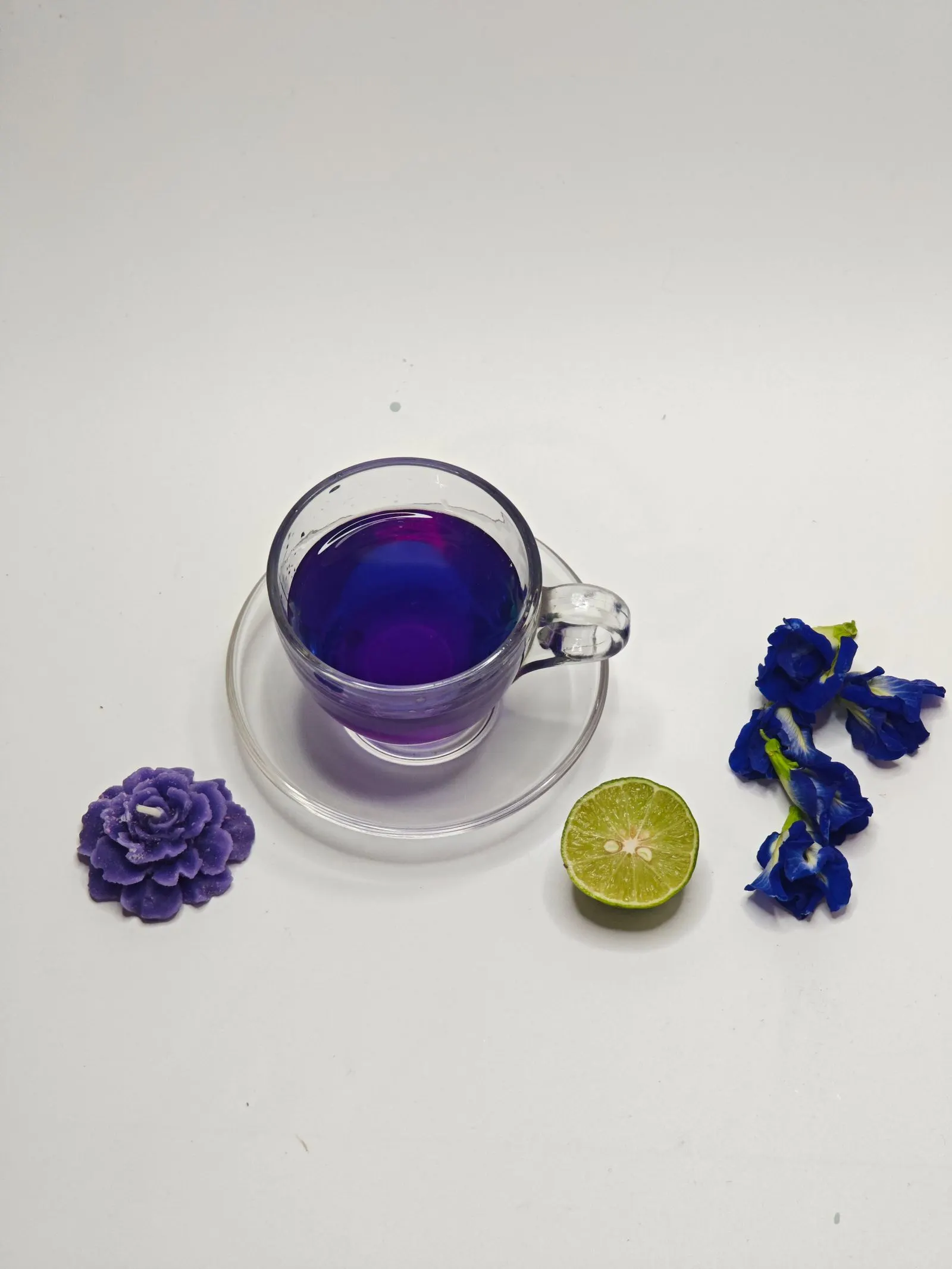 Teh telang biru dalam cangkir kaca dengan jeruk nipis