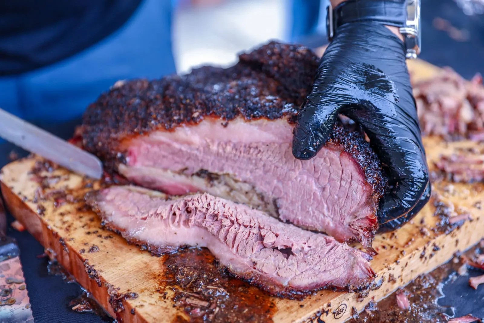 Smoked brisket diiris di atas talenan